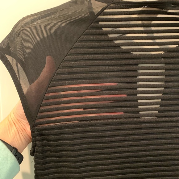 NWT Cache’ Lined Top withh Mesh Top and Keyhole Detail
Sz Small - Picture 7 of 12